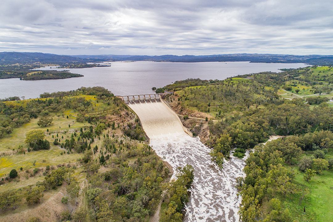 Burrendong dam in flood